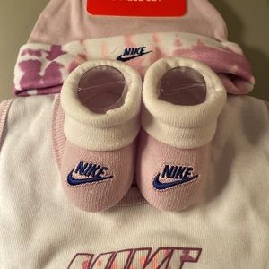 🆕 NIKE 3 Piece Set (Newborn To 6m)